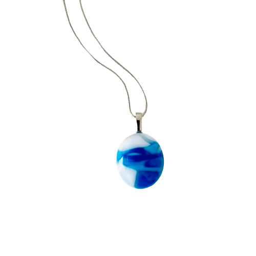 Chaîne avec pendentif en verre blanc et bleu