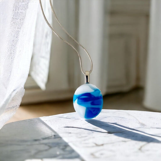 Chaîne avec pendentif en verre blanc et bleu