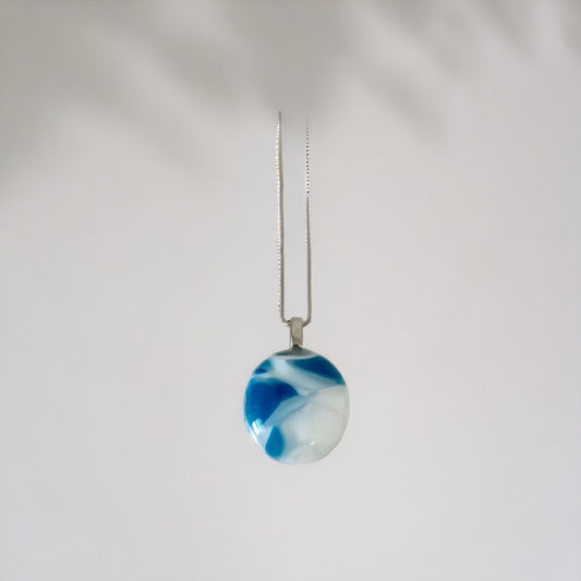 Chaîne avec pendentif en verre bleu et blanc