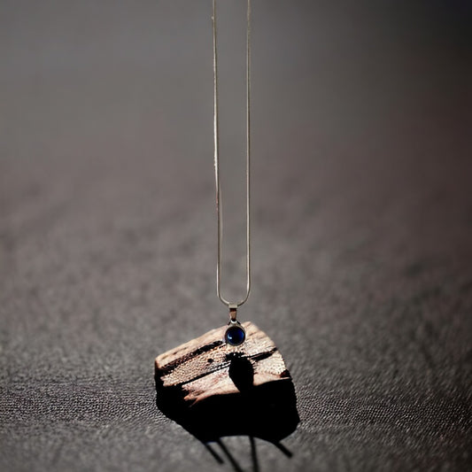 Chaine avec pendentif en verre noir