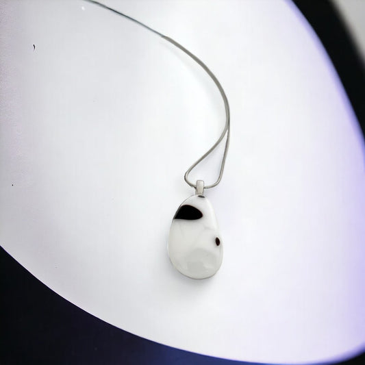 Chaîne avec pendentif en verre blanc et noir