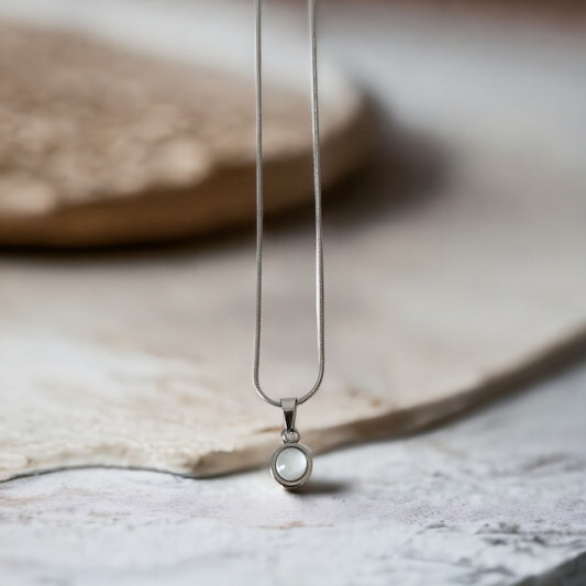 Chaîne avec pendentif en verre blanc