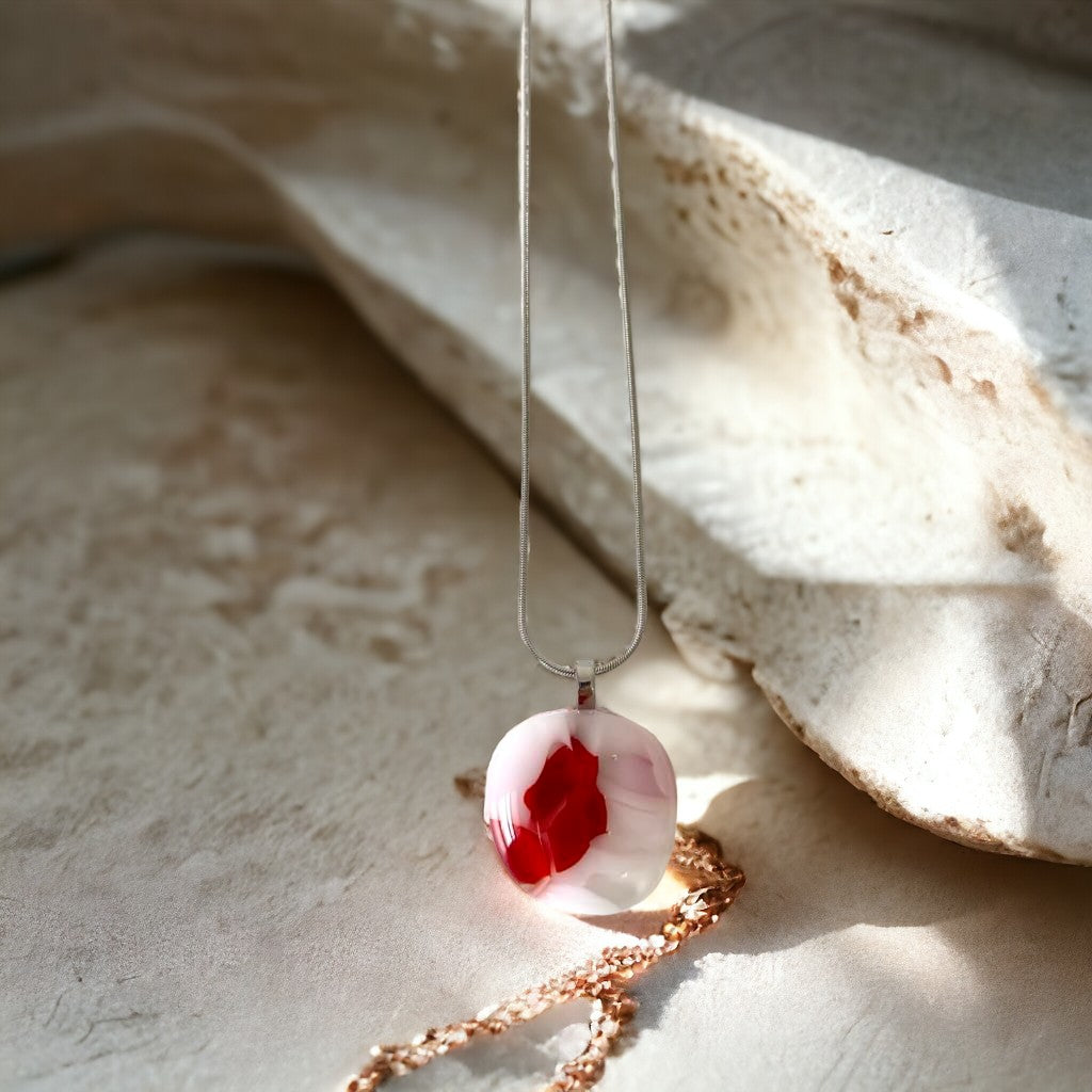 Chaine avec pendentif en verre rouge et blanc