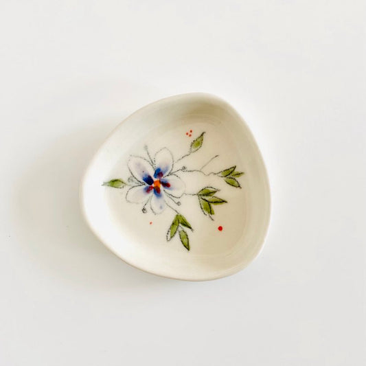 Coupelle vide-poche en porcelaine jardin de fleurs bleues peinte à la main