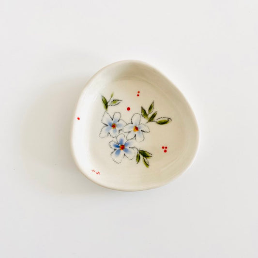 Coupelle vide-poche en porcelaine jardin petites fleurs bleues peinte à la main