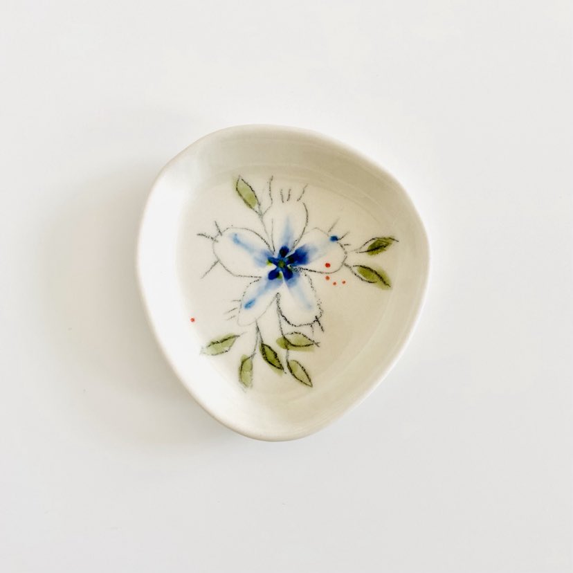 Coupelle vide-poche en porcelaine jardin grande fleurs bleues peinte à la main